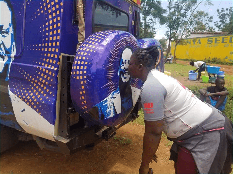 Kissing Raila