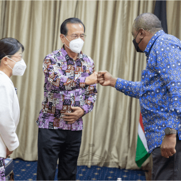 Japanese Ambassador to Kenya Serenades Prez Kenyatta in Farewell