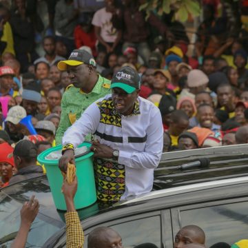 GACHAGUA OVERSHADOWS RUTO’S CAMPAIGNS BY HANDING OUT CHAPATIS WITHOUT WEARING GLOVES